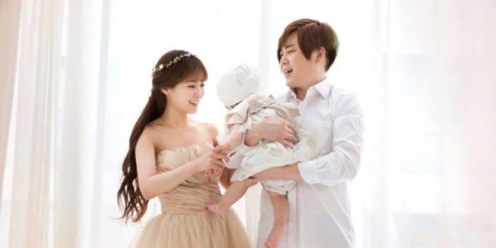 Rayakan Ulang Tahun Pertama Putri Mereka, Moon Hee Jun dan Soyul Berbagi Foto Keluarga