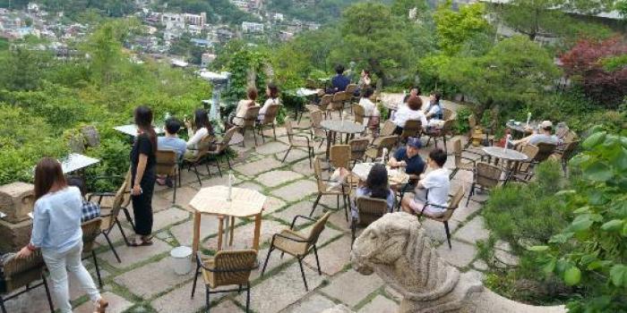 Bersantai Sambil Menikmati Pemandangan Kota di Kafe Atap Terbaik di Seoul