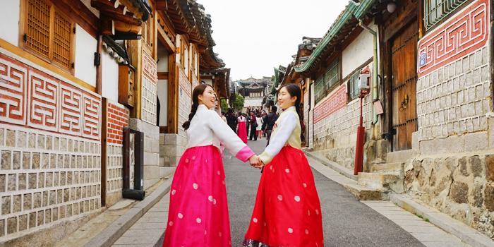Mencoba Pakaian Tradisional Korea Dalam Festival "Hanbok Cultural Week" Di Jeonju