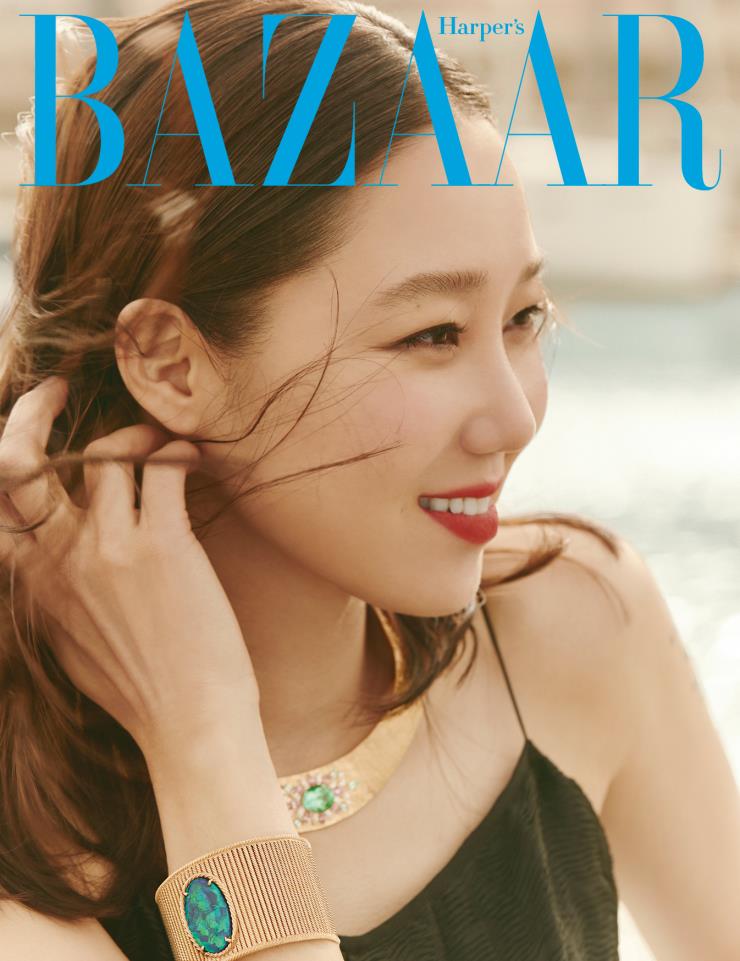 Gong Hyo Jin Pancarkan Senyum Cerah di Majalah “Harper’s Bazaar