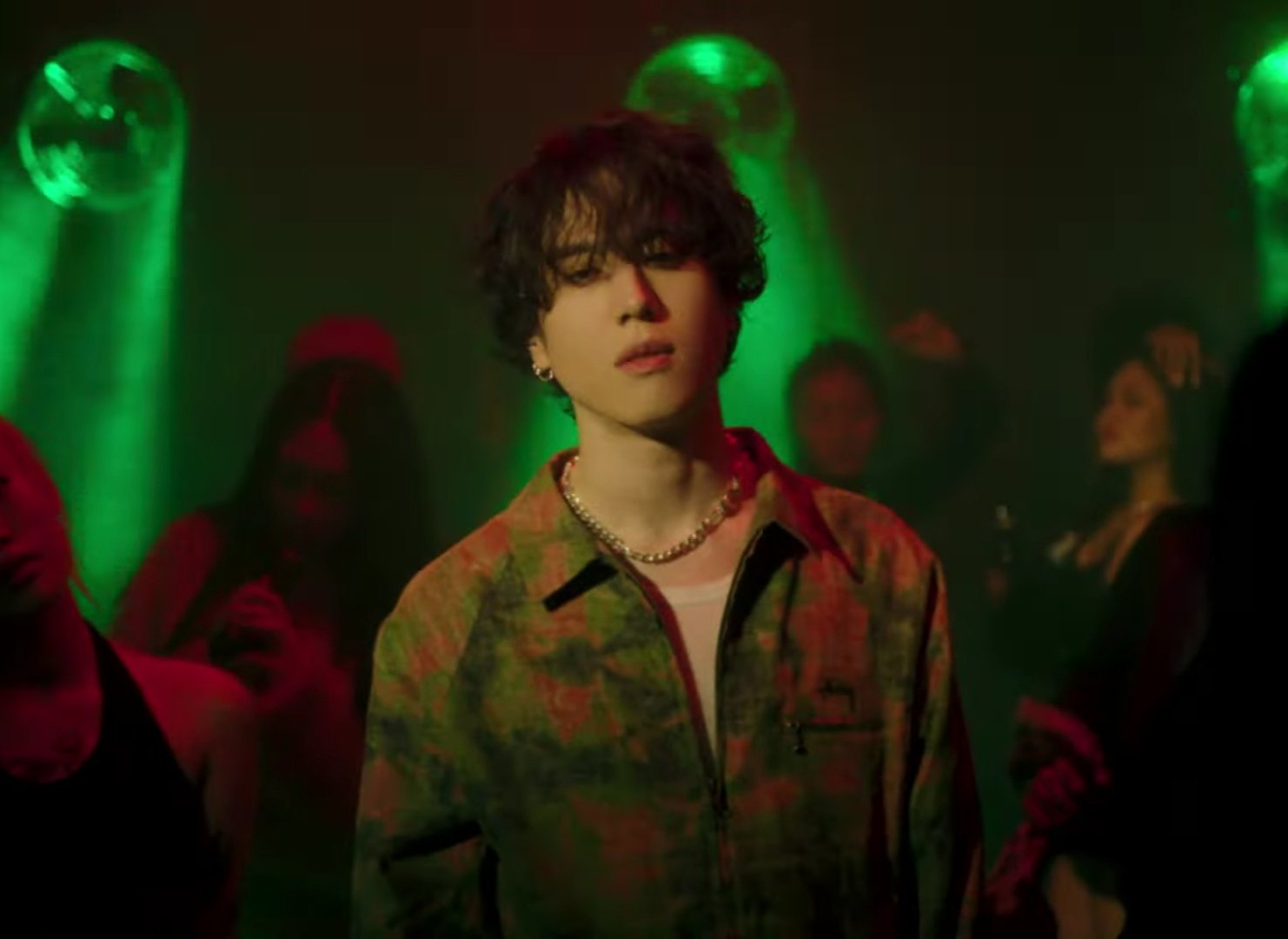 Yugyeom Duduk Dalam Bayangan di Teaser Video Musik ‘Lights’ KoreanIndo